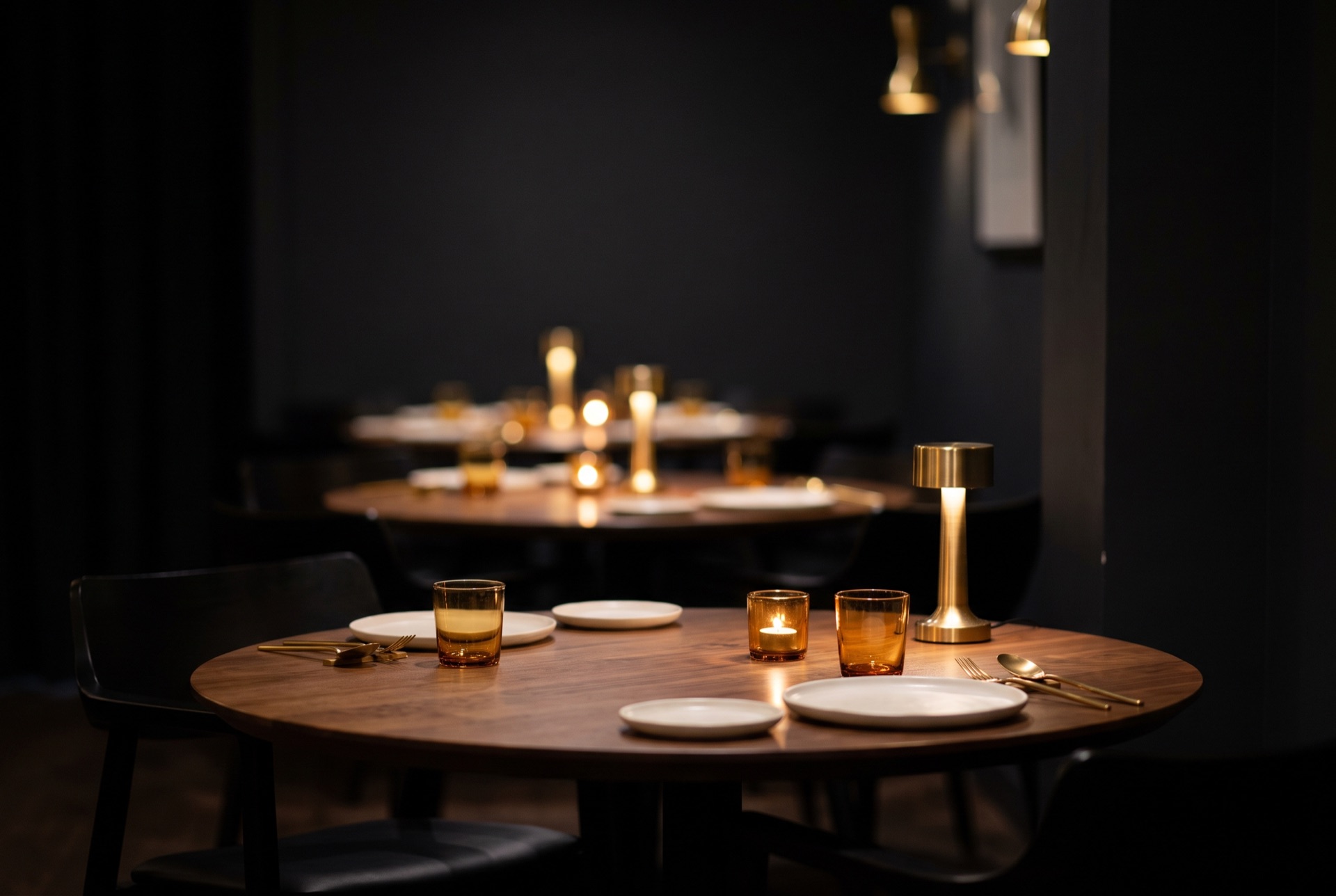 La salle du restaurant ORIGINE, éclairée à la bougie